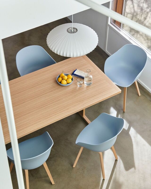 Hay Dining Kampagne Promotion September 2025  AAC Stuhl
