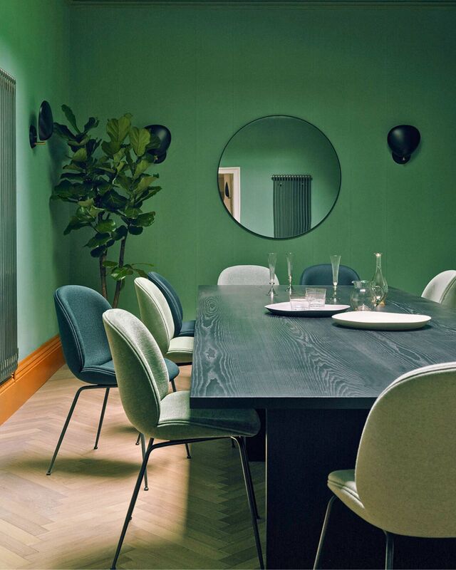 Gubi  Kampagne 2025 4 für 3 Stuhl Beetle Bat