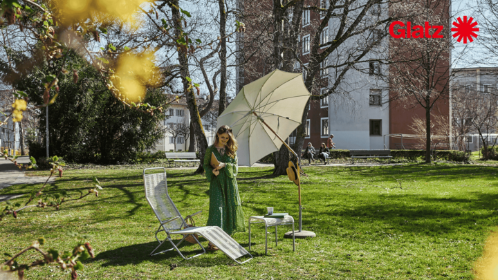 210324 mood Gartenmoebel Heiligfeld Liege Altorfer Embru Loungtisch Haefeli Embru Sonnenschirm Glatz outdoor Wiese Sonne