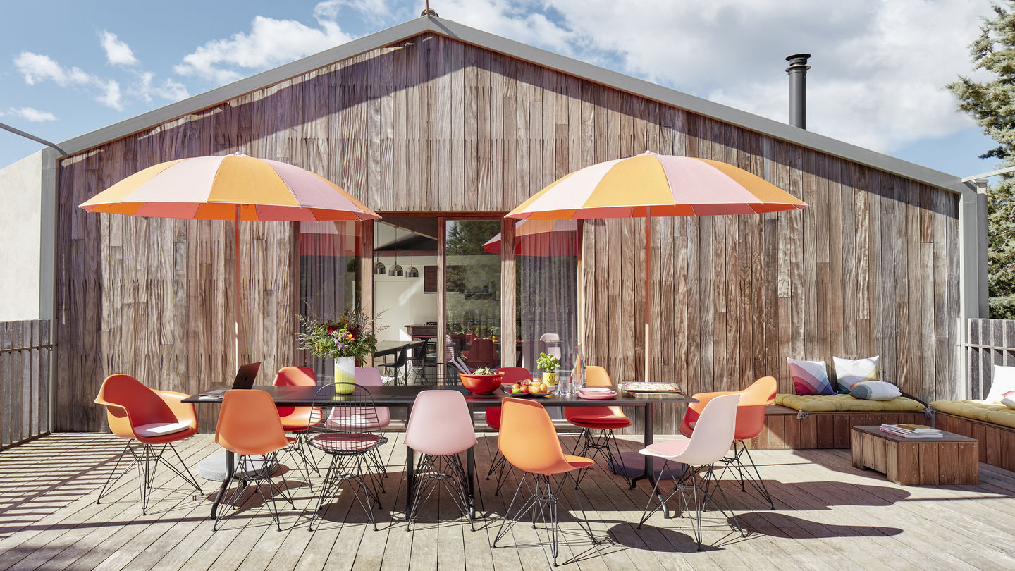 Vitra_Frühling_EPC Eames Plastic Chair DSR Eames Plastic Armchair DAR Wire Chair DKR Belleville Table Herringbone Soft Seats