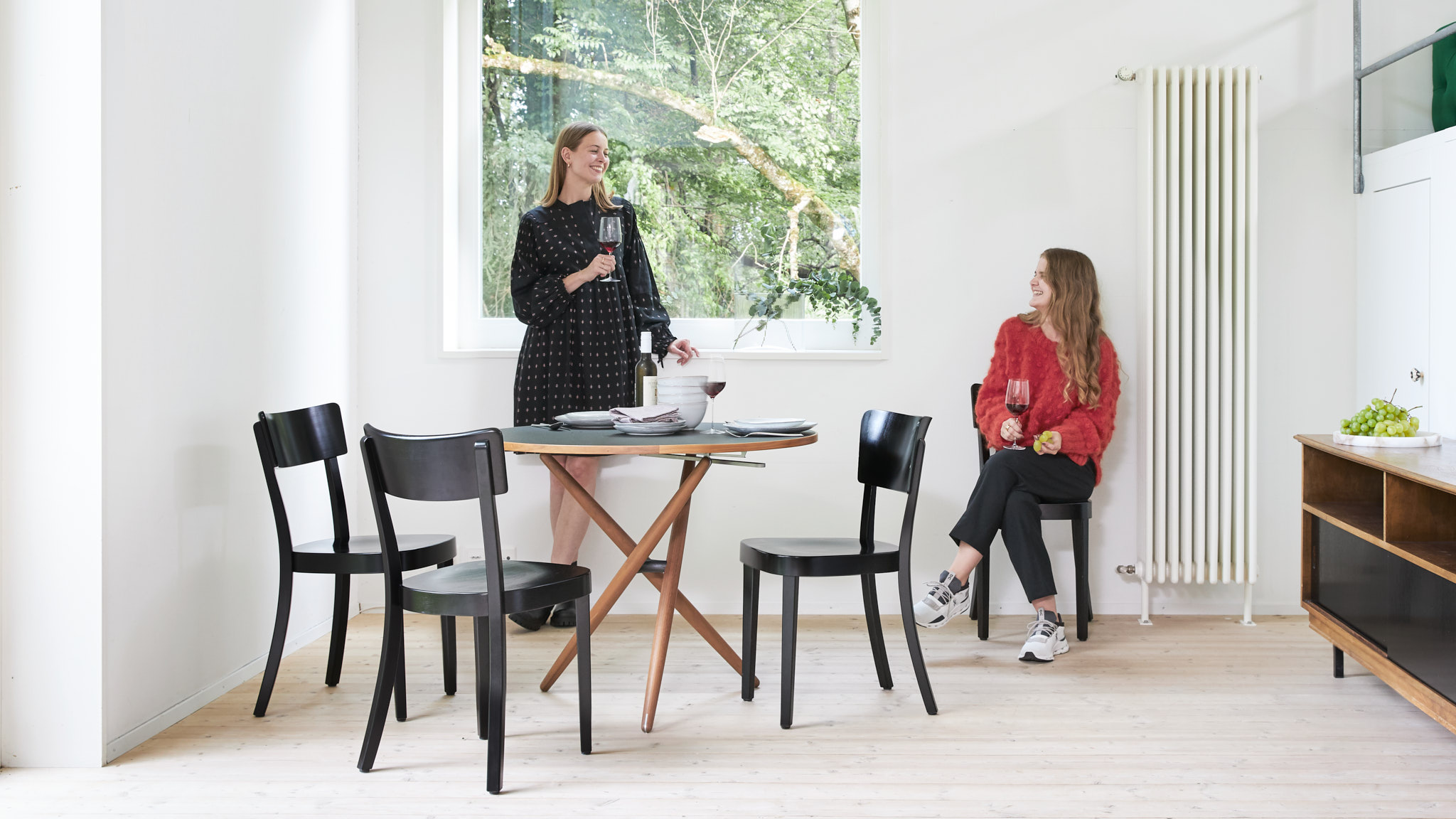 210809 mood Marketing Kampagne Schoener Sitzenbleiben Tisch EssteeTisch Horgen Glarus Stuehle Horgen Glarus Geschirr Brost Copenhagen Schale Atelier Volvox Besteck Sola Servietten Journey Living Weinglaeser Nude Kleid Closed Schuhe Angulus Esstisch 