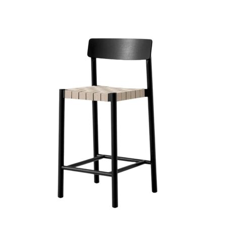 &Tradition Thekenhocker Betty TK12 von &Tradition Schwarz mit Natürlichem gurtband