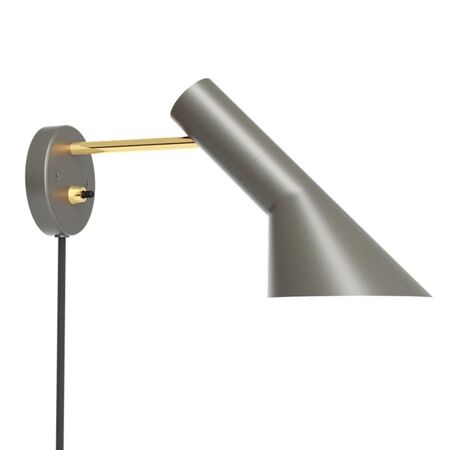 Louis Poulsen 'AJ' Wandleuchte mit Schalter und Kabel von Louis Poulsen Messing / Warm grau