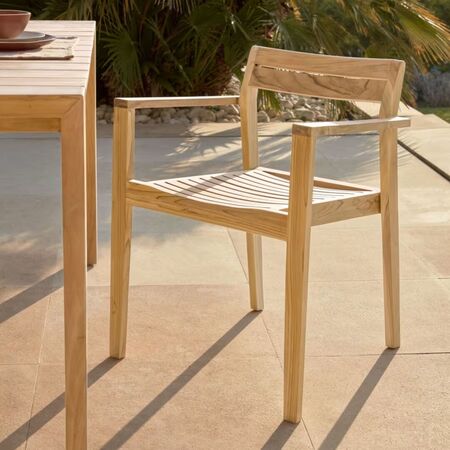 Kave_Home_VICTOIRE_Garten_Armlehnstuhl_Natural_Lifestyle