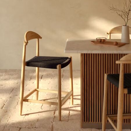 Kave_Home_NINA_Outdoor_Barhocker_Natur_farbe_schwarze_Schnur_Lifestyle