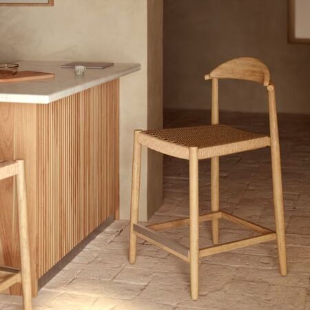 Kave_Home_NINA_Outdoor_Barhocker_Massive_Akazienholz_Lifestyle