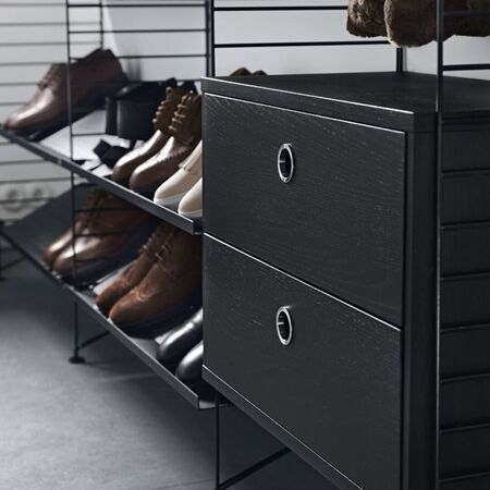 String_Furniture_Zeitschriftenablage_Holz_58_30_cm_Black_Stained_Ash_Lifestyle