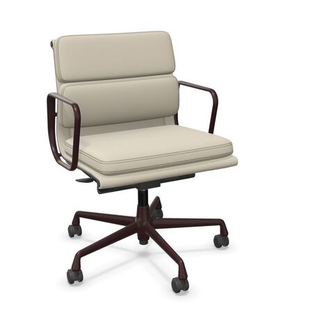 Vitra Soft Pad Chair EA 217 in Leder Ton 73 - Leder, Dunkel Bordeaux 60 pulverbeschichtet (struktur), Rolle hart gebremst für Teppichboden 02
