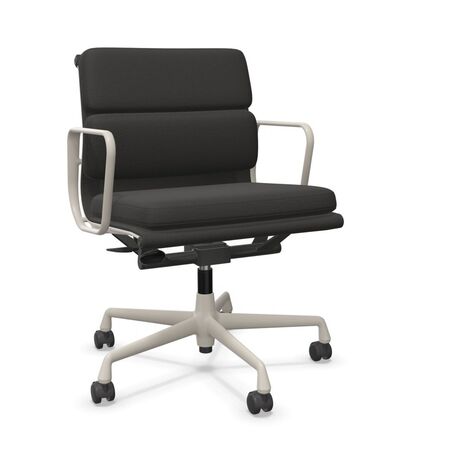 Vitra Soft Pad Chair 'EA 217' (mittlere Rückenlehne) Nero 25 - Track, Kreide 37 pulverbeschichtet (struktur), Rolle hart gebremst für Teppichboden 02