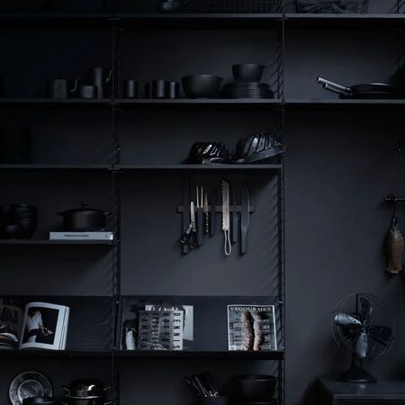 String_Furniture_Regalböden_Schwarz_Lifestyle