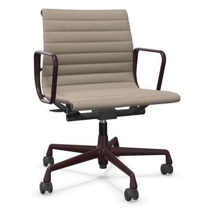 Vitra Aluminium Chair EA 118 Sand 71 - Leder, Dunkel Bordeaux 60 pulverbeschichtet (struktur), Rolle weich gebremst für Hartboden 03