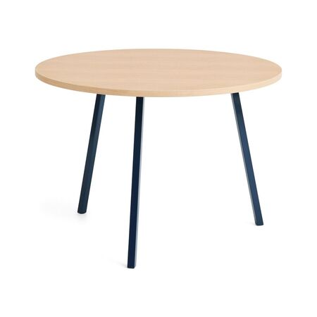 HAY Accessoires Loop Stand Table Round Ø: 105 cm / H: 74 cm, Eichenfurnier klar lackiert, Stahl pulverbeschichtet tiefblau