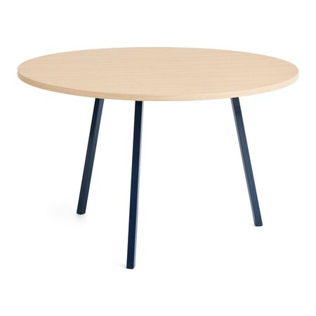 HAY Accessoires Loop Stand Table Round Ø: 120 cm / H: 74 cm , Eichenfurnier klar lackiert, Stahl pulverbeschichtet tiefblau
