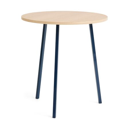 HAY Accessoires Loop Stand Table Round Ø: 90 cm / H: 97 cm, Eichenfurnier klar lackiert, Stahl pulverbeschichtet tiefblau