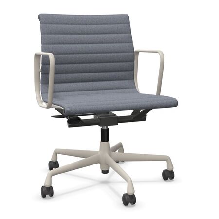 Vitra Aluminium Chair EA 117 Dunkelblau-Elfenbein 74 - Hopsak, Kreide 37 pulverbeschichtet (struktur), Rolle hart gebremst für Teppichboden 02