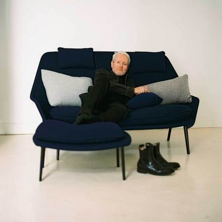 Vitra Slow Sofa in Stoff von Vitra Flocca dunkelblau, Aluminiumguss pulverbeschichtet tiefschwarz