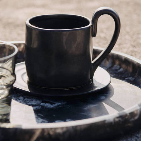 Ferm Living Steingut-Tassen mit Unterteller Flow von Ferm Living Black