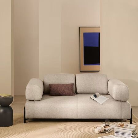 Kave_Home_2_Sitzer_Sofa_Compo_mit_Armlehnen_Schwarz_Bable_Beige_Lifestyle_2