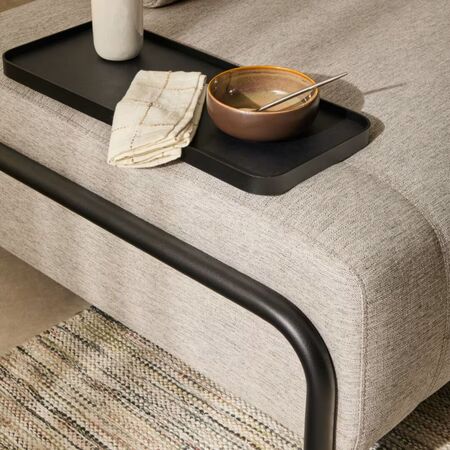 Kave_Home_2_Sitzer_Sofa_Compo_aus_Chenille_mit_kleines_Tablett_Schwarz_Babel_Beige_Lifestyle_1
