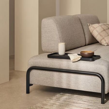 Kave_Home_2_Sitzer_Sofa_Compo_aus_Chenille_mit_kleines_Tablett_Schwarz_Babel_Beige_Lifestyle_2