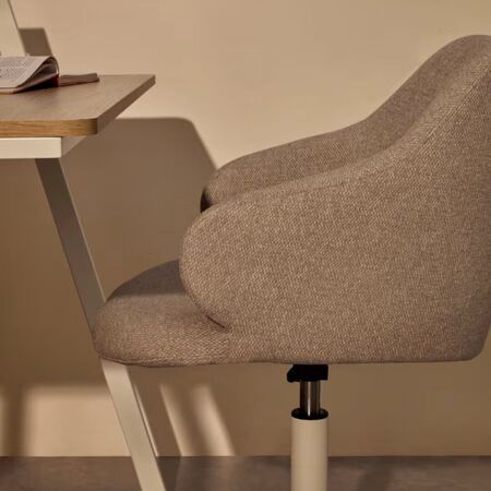 Kave_Home_Einara_Schreibtischstuhl_Hellgrau_Mattweiss_Lifestyle_2