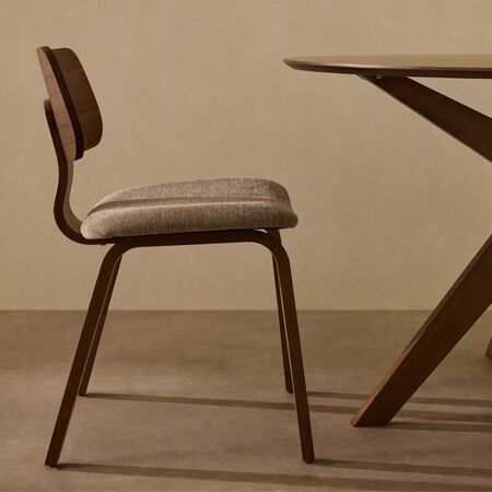 Kave_Home_Gena_Stuhl_mit_gepolestertem_Sitz_Nussbaum_Beige_Lifestyle_1