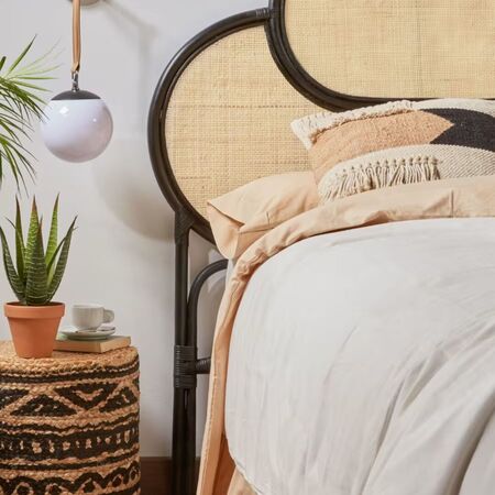 Kave_Home_Bettkopfteil_Lalita_Natur_Schwarz_Lifestyle_2