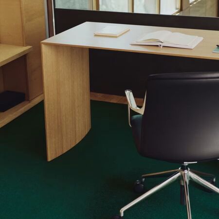 Kave_Home_Schreibtischstuhl_Nerlan_Schwarz_Leder_Aluminium_Gestell_Lifestyle