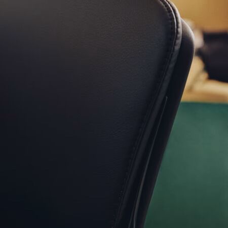 Kave_Home_Schreibtischstuhl_Nerlan_Schwarz_Leder_Schwarz_Gestell_Lifestyle_1