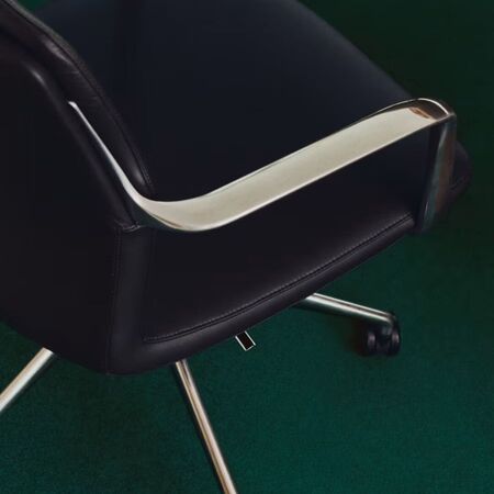Kave_Home_Schreibtischstuhl_Nerlan_Schwarz_Leder_Schwarz_Gestell_Lifestyle