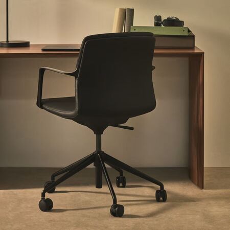 Kave_Home_Schreibtischstuhl_Nerlan_Schwarz_Leder_Schwarz_Gestell_Lifestyle