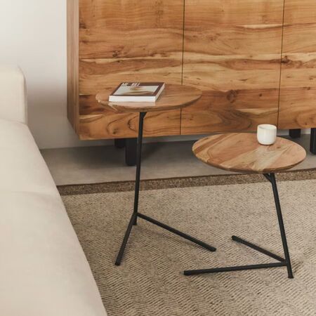 Kave_Home_2er_Set_Beistelltische_Vintara_Natur_Schwarz_Lifestyle_1