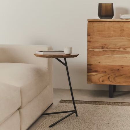 Kave_Home_2er_Set_Beistelltische_Vintara_Natur_Schwarz_Lifestyle_2