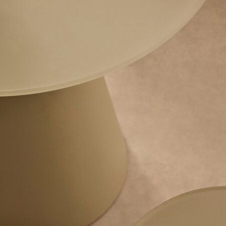 Kave_Home_WILSHIRE_Beistelltisch_50_Glas_Hellgrau_Lifestyle