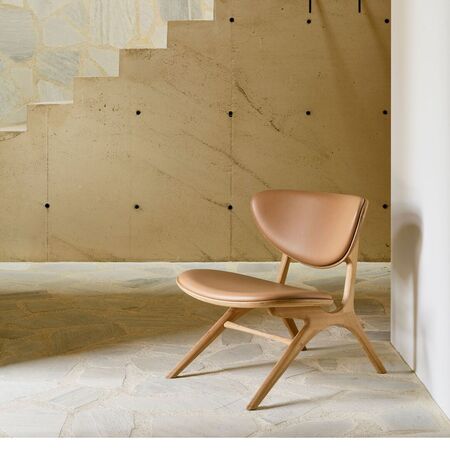 Ethnicraft_50674_Eye_lounge_chair_oak_Sienna_leather_upholstered_seat_Lifestyle