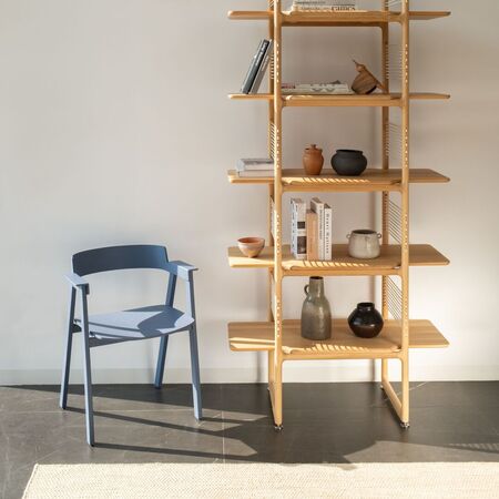 Gazzda_Flip_Stuhl_Lackeierte_Eichenholz_Ral9005_Black_Lifestyle