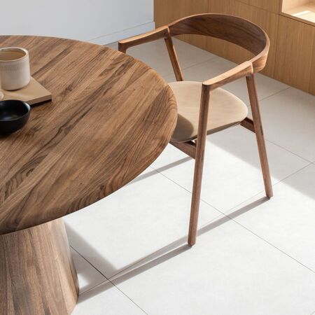 Rund_Table_126_Nussbaum_geolt_1505_Lifestyle