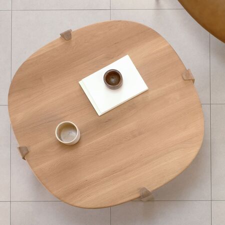 Gazzda_Kulin_Couchtisch_100x100_Geolt_Eiche_Weiss_Lifestyle_1