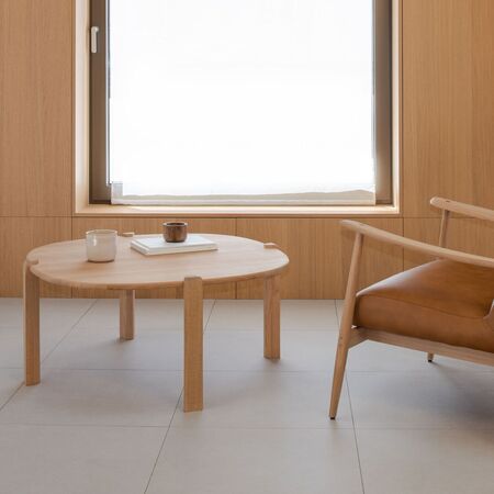 Gazzda_Kulin_Couchtisch_100x100_Geolt_Eiche_Weiss_Lifestyle_2
