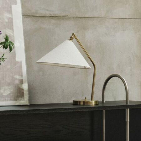 Gubi Tischleuchte Gräshoppa von Gubi Canvas