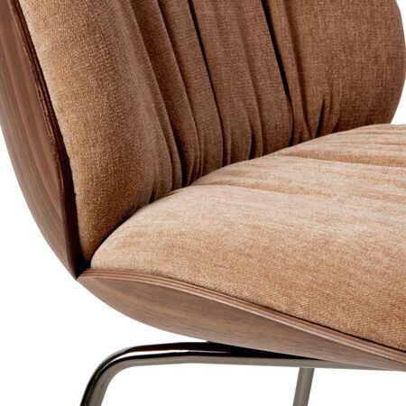 Gubi Stuhl mit Frontpolsterung Beetle Soft von Gubi 132 - Dedar Belsuede Special