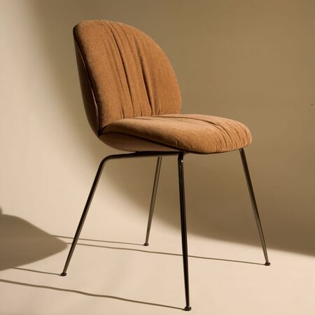 Gubi Stuhl mit Frontpolsterung Beetle Soft von Gubi 132 - Dedar Belsuede Special