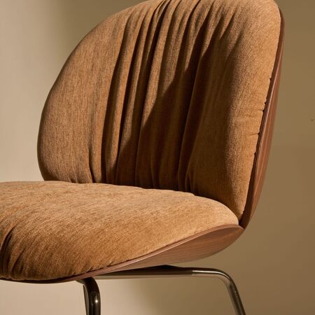 Gubi Stuhl mit Frontpolsterung Beetle Soft von Gubi 132 - Dedar Belsuede Special