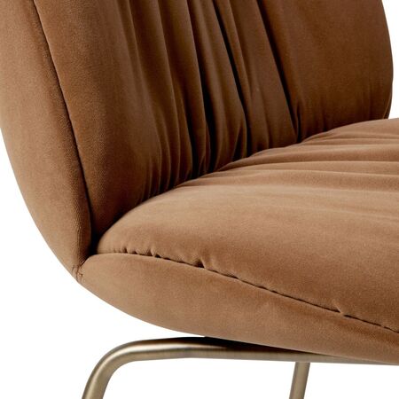 Gubi Polsterstuhl Beetle Soft von Gubi 112 - Dedar Sunday , Antikes Messing