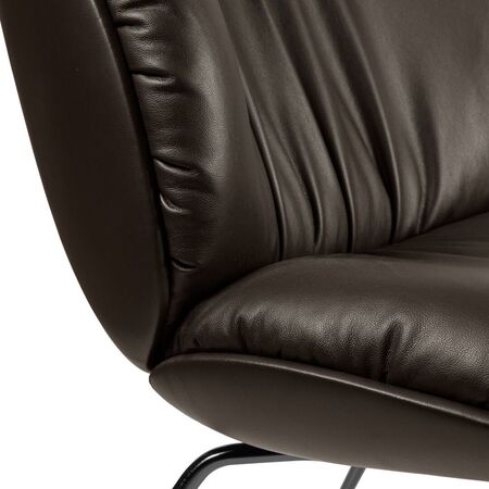 Gubi Lounge Sessel mit Vollpolsterung Beetle Soft von Gubi Coffee - GUBI Smooth Leder