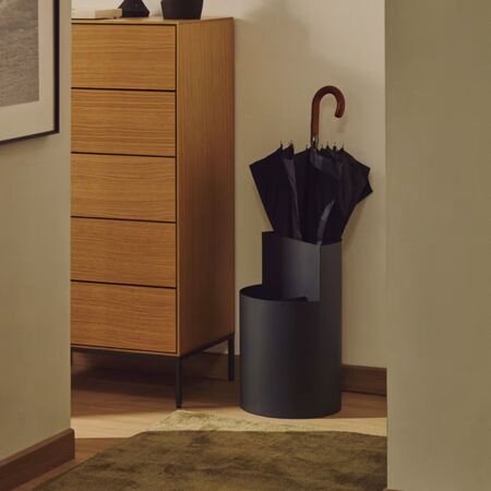 kave_Home_Grosser_Schirmständer_Atin_Dunkelgrau_D00487RR03_Lifestyle