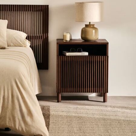 Kave_Home_Nachttisch_Beyla_Nussbaum_M00057MF09_Lifestyle