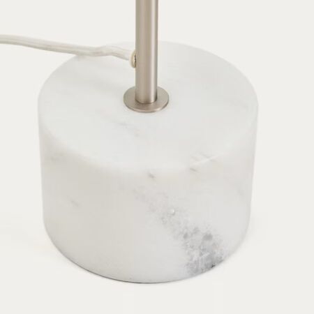Kave_Home_Stehlampe_Lynor_Weiss_Marmor_Silber