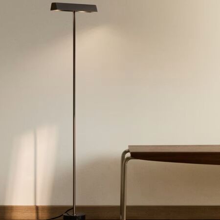 Kave_Home_Stehlampe_Lynor_Schwarz_Schwarz_Marmor_Lifestyle