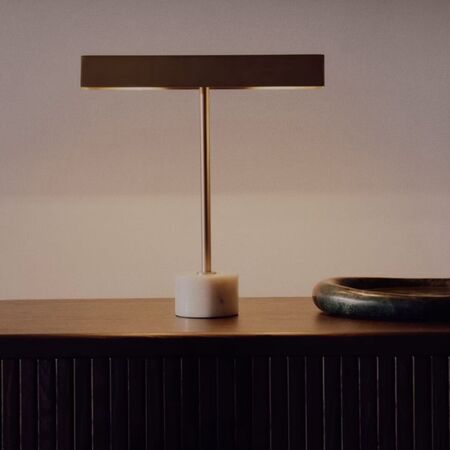 Kave_Home_Tischlampe_Lynor_Silber_Weiss_Marmor_Lifestyle